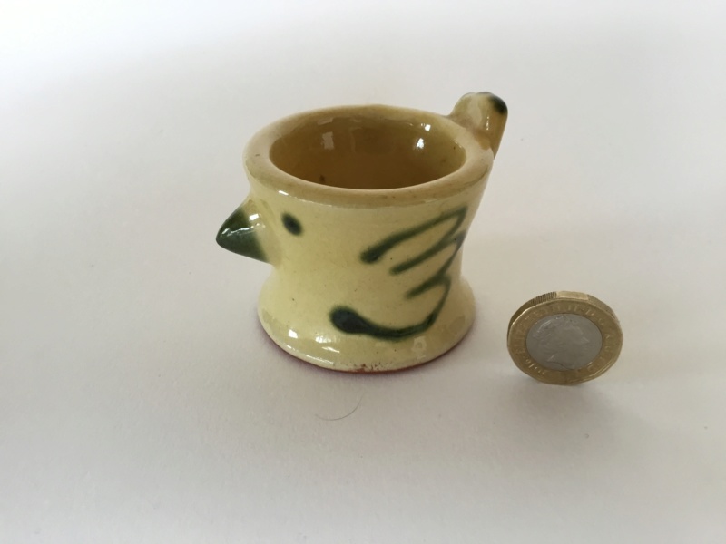 Studio chicken eggcup, green on yellow, W or M mark 4976e510