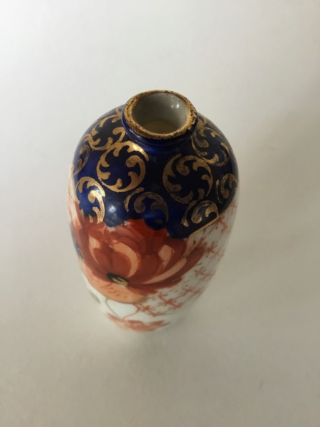 Miniature Imari vase,  marked 18 or 81. 9 cm tall 65924f10