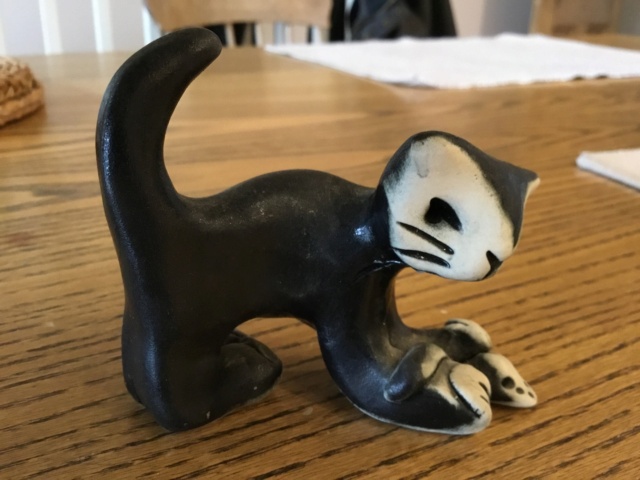 Small studio cat figurine, black and white. 6feca610