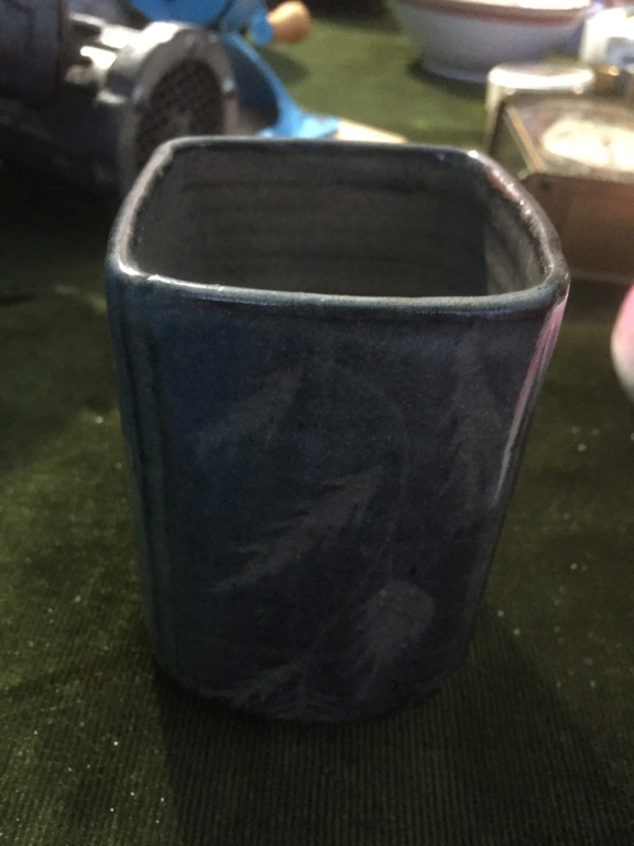Square stoneware beaker. Grey, decorated 80518010