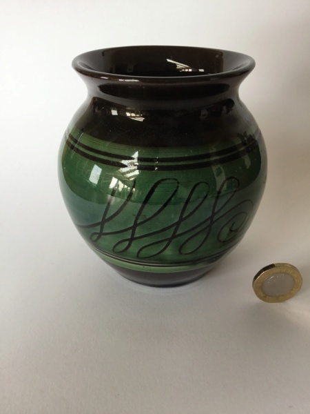 Unmarked slipware vase, dark brown & green 95914d10