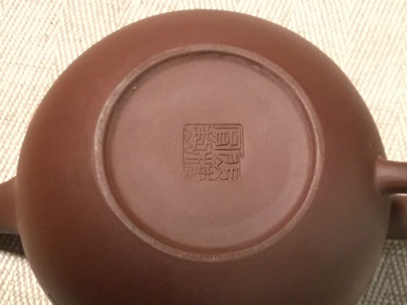 Brown clay modern Chinese Yixing teapot  9c1dab10