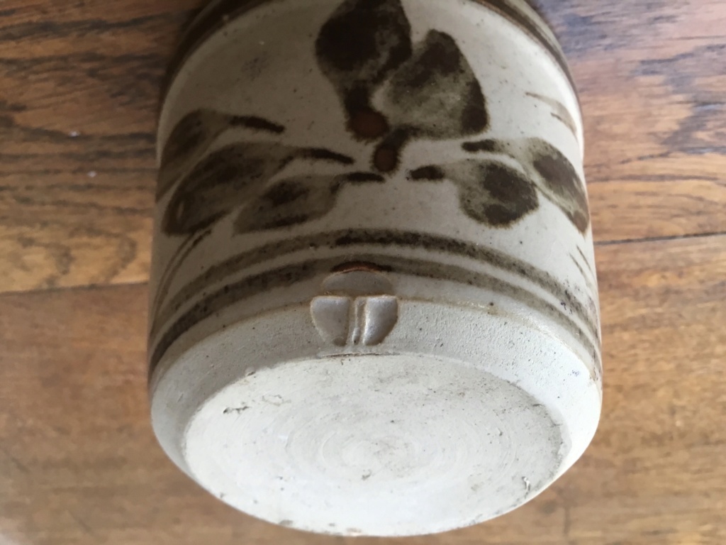 Stoneware planter, leaf decoration, TT mark A27d0310