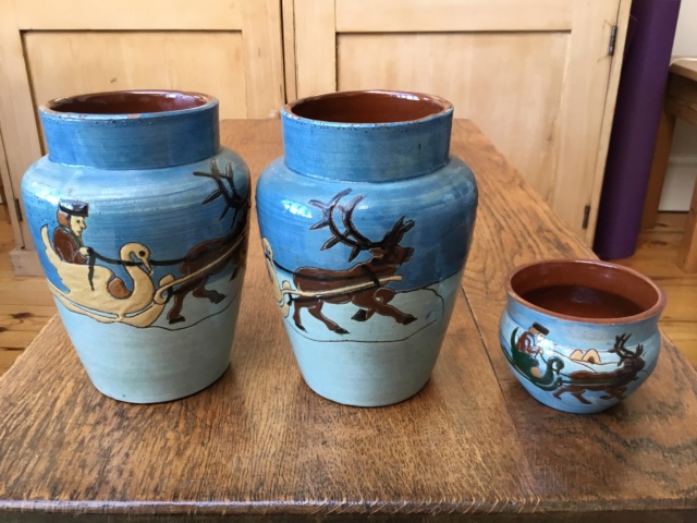 Art pottery vases  man on swan sleigh & reindeer A48b1810