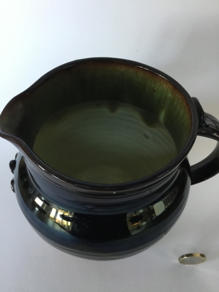 dark lustrous studio jug, green inside, Mark with 2 triangles Be65dc10