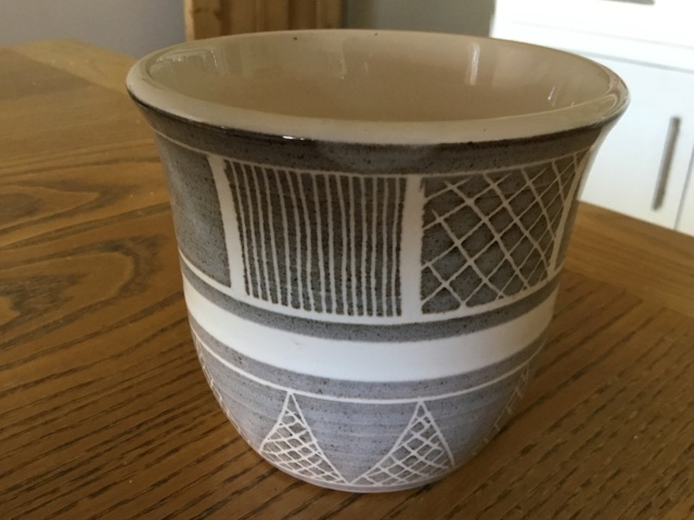Studio pottery planter, T mark D524e310