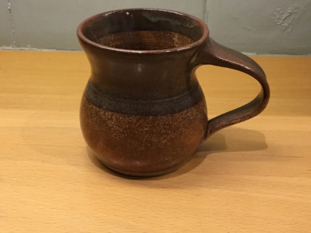 Studio mug, incised H mug E5158910