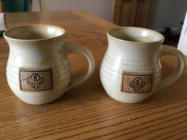 Stoneware studio mugs eagle design, ?  house Pottery  Ffa64e10