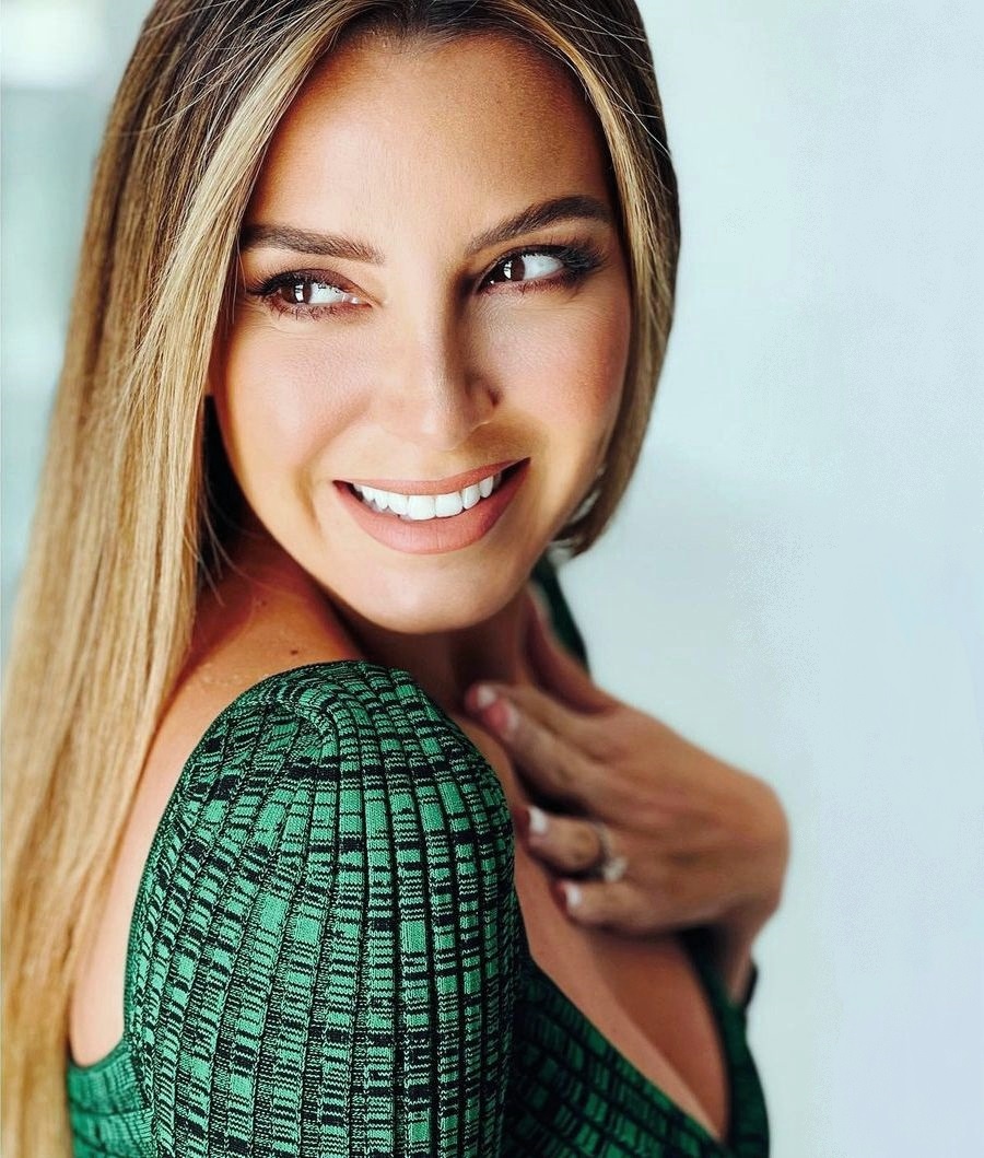 Elizabeth Gutierrez - Page 11 Ooi16