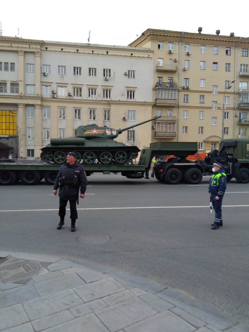 А вот и долгожданные танки на Садовом. Img_2069