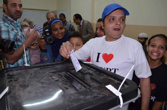 بالصور الفنانين يدلون بأصواتهم فى إنتخابات الرئاسة يمصر  14011117