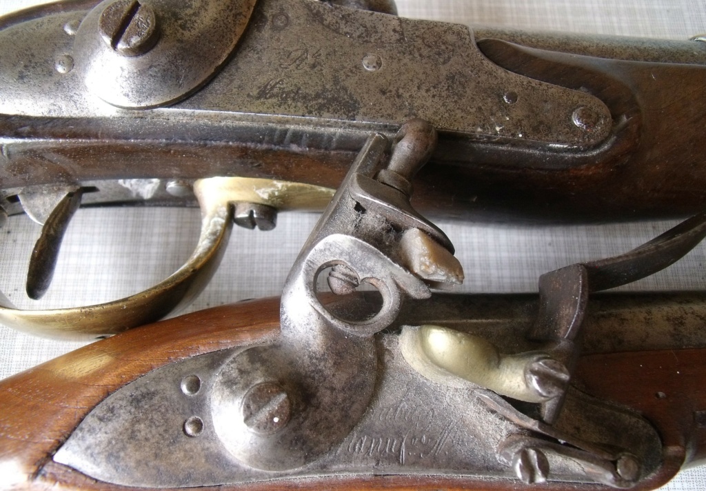 vide grenier local , pistolet à silex 1770 - à percussion modèle 1822  Dscf8212