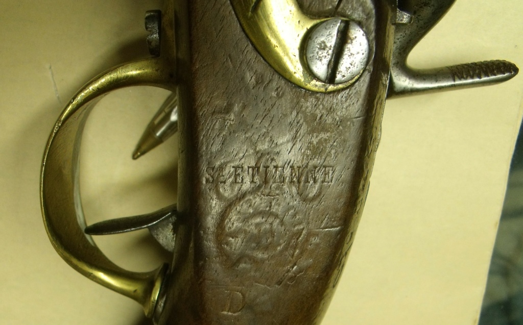 vide grenier local , pistolet à silex 1770 - à percussion modèle 1822  Dscf8216