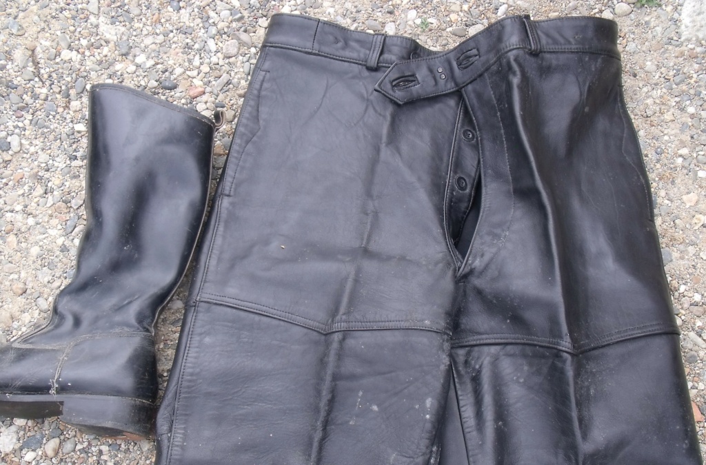 TROUVAILLE du cuir pantalon et bottede gendarme ? ?  Dscf9343