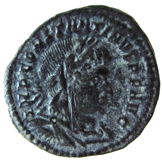 Nummus o follis de Constantino I. SOLI INVICTO COMITI para comparar con el tuyo.  Img_0910