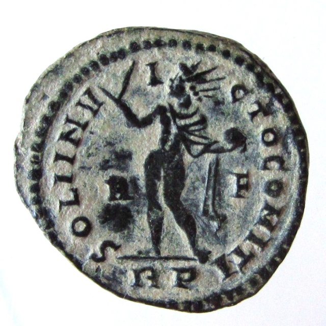 Nummus o follis de Constantino I. SOLI INVICTO COMITI para comparar con el tuyo.  Img_0911