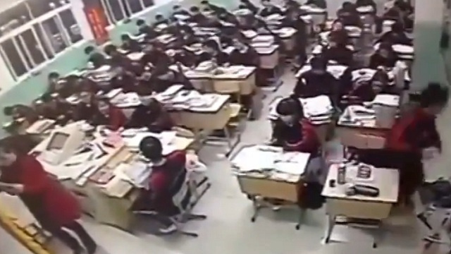 بالفيديو .. تلميذ صيني ينتحر على مرأى ومسمع زملائه 70452210