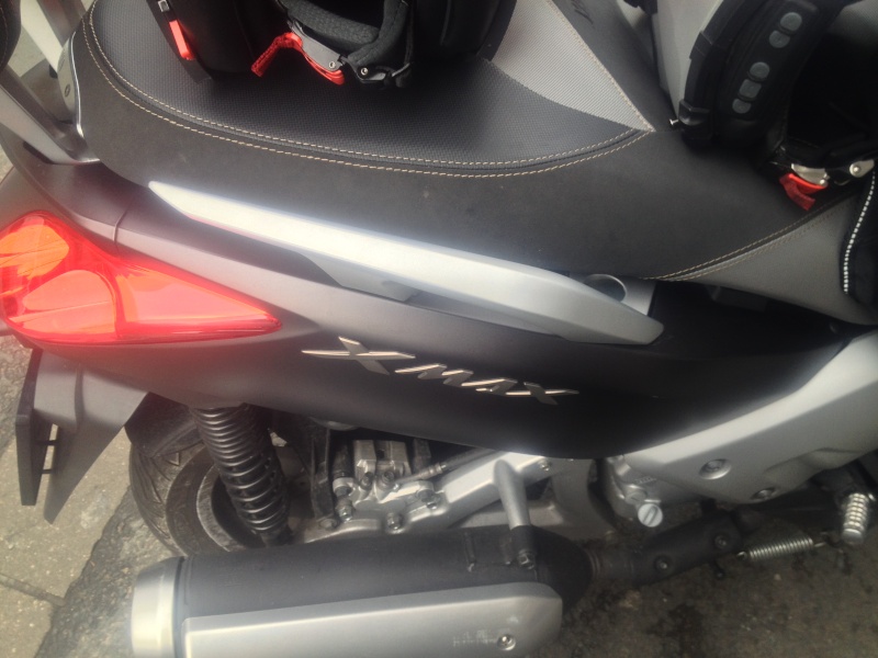 [VENDS] Poignée passager droite  X-Max 125-250 Sport Grise Img_1511