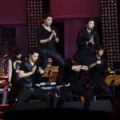 [30.10.13] [PICS] Les 2PM au concert de Lee Mija à Francfort (26/10/2013) 128