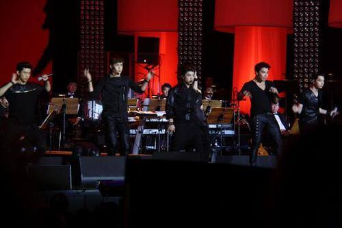 [30.10.13] [PICS] Les 2PM au concert de Lee Mija à Francfort (26/10/2013) 1813