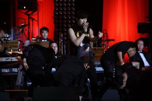 [30.10.13] [PICS] Les 2PM au concert de Lee Mija à Francfort (26/10/2013) 228