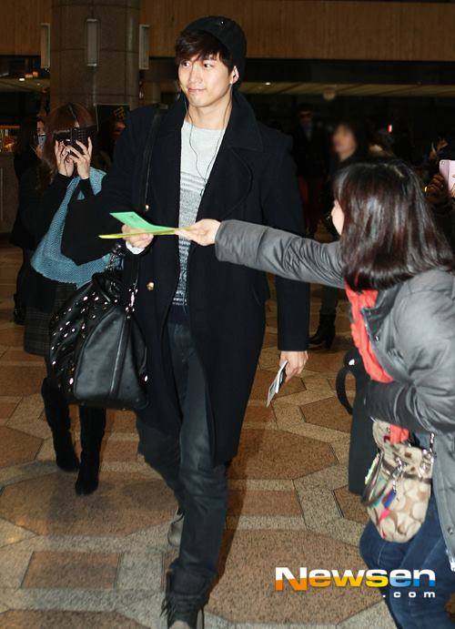 [22.11.13] [PICS] Les 2PM à l'aéroport de Gimpo (départ pour le Japon) 445