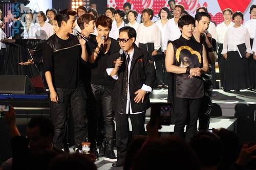 [30.10.13] [PICS] Les 2PM au concert de Lee Mija à Francfort (26/10/2013) 525