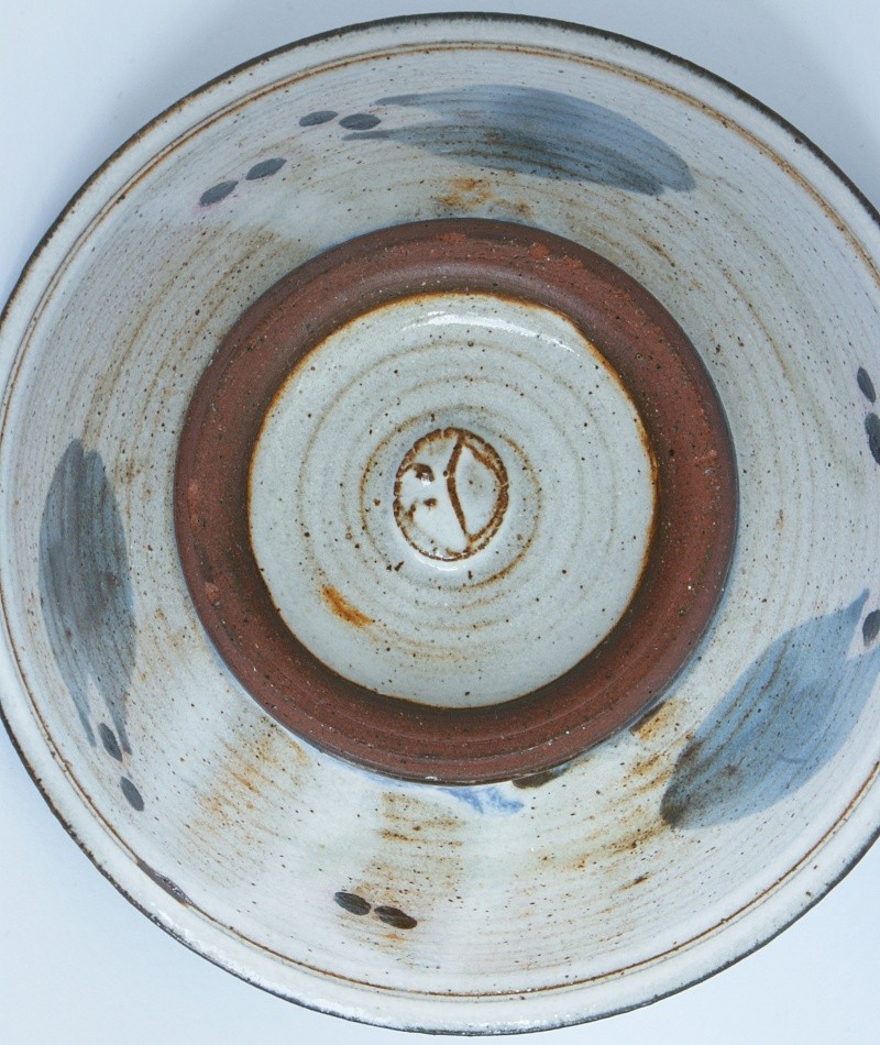 Snail mark - Linda Kinsman Blake, Smailholm Pottery Dsc01012