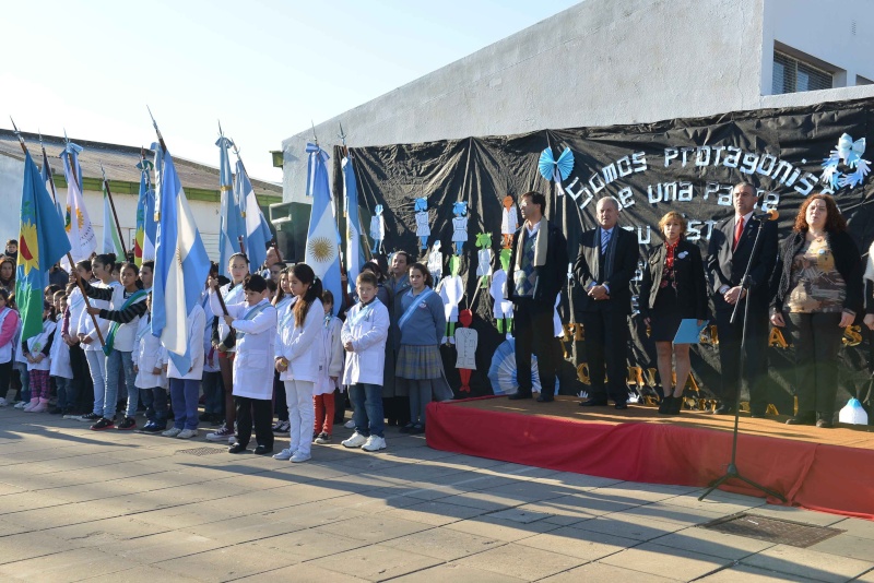 Malvinas Argentinas: La escuela N° 22 festejó 50 años. Escuel10