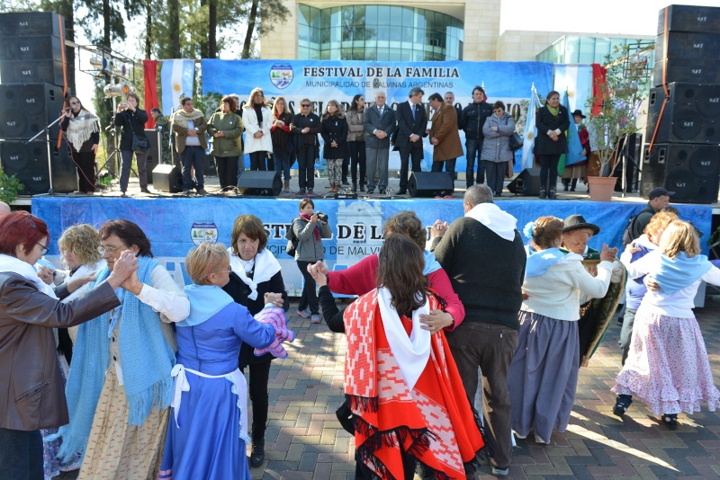 Malvinas Argentinas: 204 años de la Revolución de Mayo. Festiv10