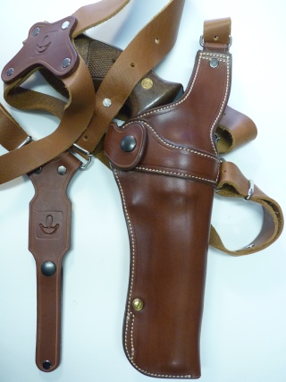 HOLSTER d'AISSELLE VERTICAL :"le TRADITIONAL" by La SELLERIE P1140850