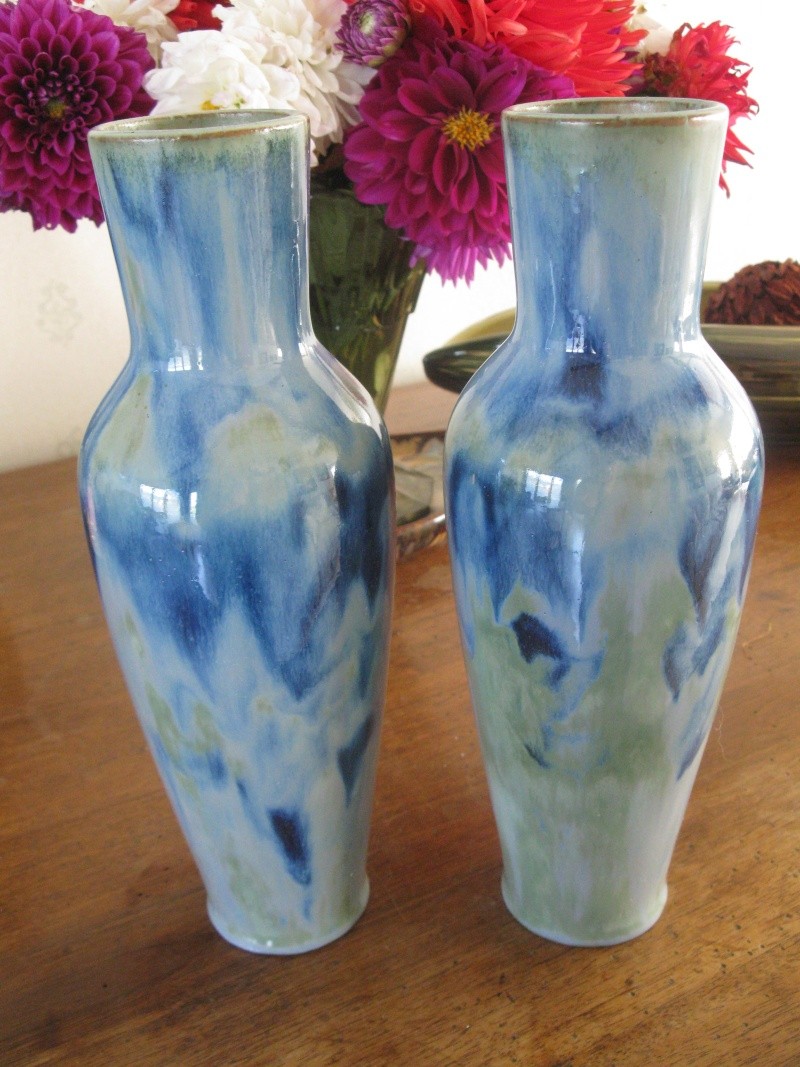 Paire de vases en grès flammés bleux cachet Maison Gentil et Bourdet, "Billancourt" au milieu. Img_4115