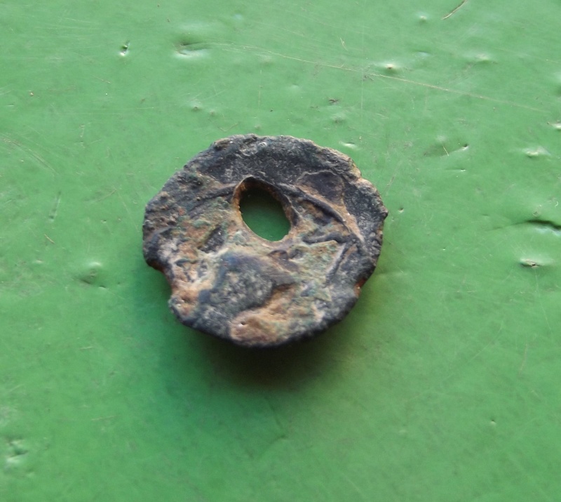 Bronze massalia troué  Ommi210