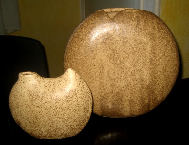 Vase en forme de galet marque en dessous à identifier Efface10