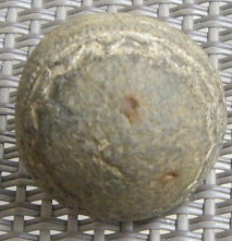 Joli petit bouton demi bombé avec motif doré - attache en fer - XVIII/XIXème  Imgp8510