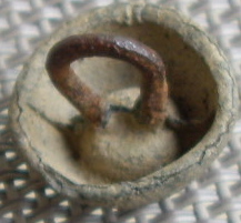 Joli petit bouton demi bombé avec motif doré - attache en fer - XVIII/XIXème  Imgp8512