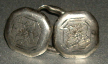Boutons de blouse ou cape en argent (motif fleurs )   Imgp9010