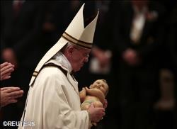 Le pape à la Messe de minuit: "Jésus est l'Amour qui s'est fait chair" 1_0_7541