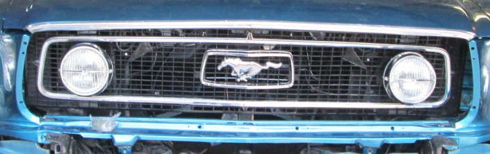 Détail: Mustang 1968. Comment coupé la grille pour phare à brume 2014_018