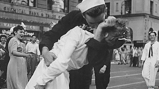 Sailor in iconic WWII photo dies... Captu432