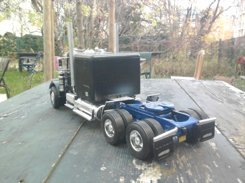 Revell Freightliner Conventional 1:24 02_10