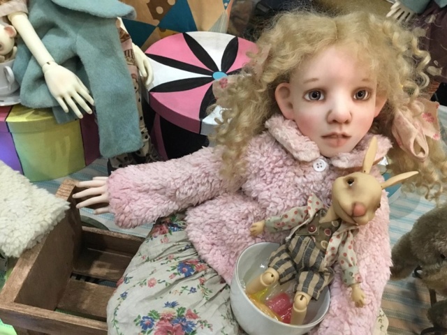 Premières photos de la nouvelle poupée de Connie Lowe: Alice Anne.  Nouvelles photos 19/09/19 - Page 2 71489510