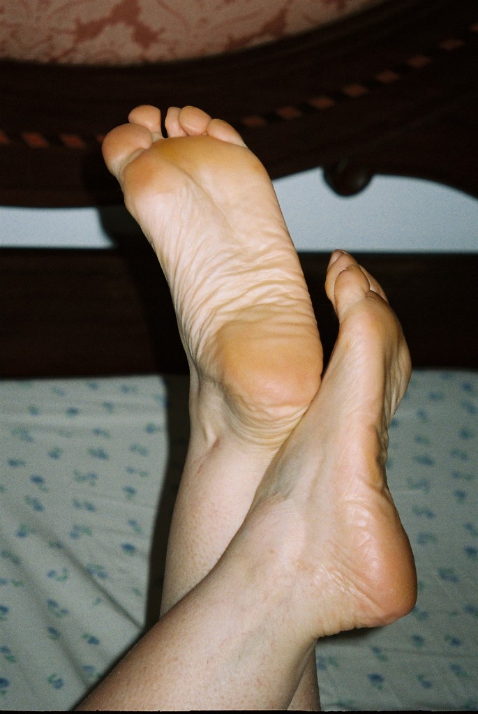 MATURE FEET - I want to know your opinion as experts in the field F1000074
