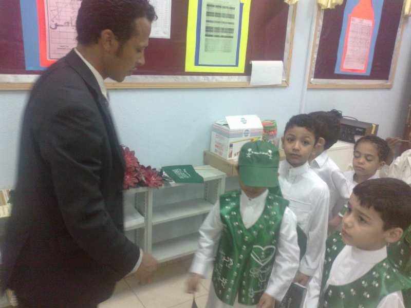 الأستاذ أحمد الطحاوي وكيل ابتدائية التضامن الأهلية يقوم  بالإشراف على ارتداء الطلاب الملابس الخاصة بحفل اليوم الوطني 1434-1435  20130910