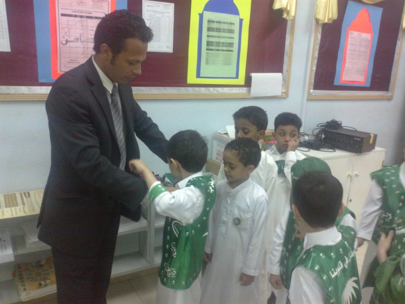 الأستاذ أحمد الطحاوي وكيل ابتدائية التضامن الأهلية يقوم  بالإشراف على ارتداء الطلاب الملابس الخاصة بحفل اليوم الوطني 1434-1435  20130912