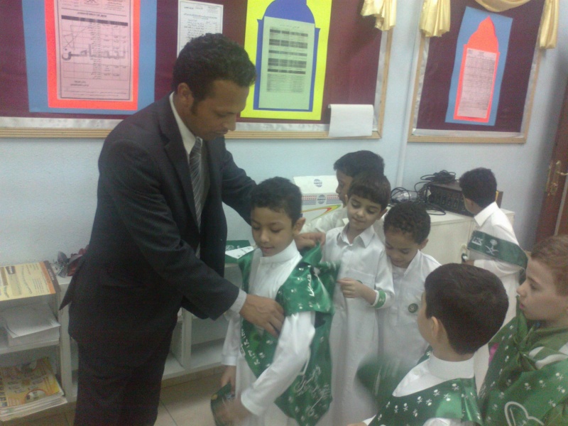 الأستاذ أحمد الطحاوي وكيل ابتدائية التضامن الأهلية يقوم  بالإشراف على ارتداء الطلاب الملابس الخاصة بحفل اليوم الوطني 1434-1435  20130913