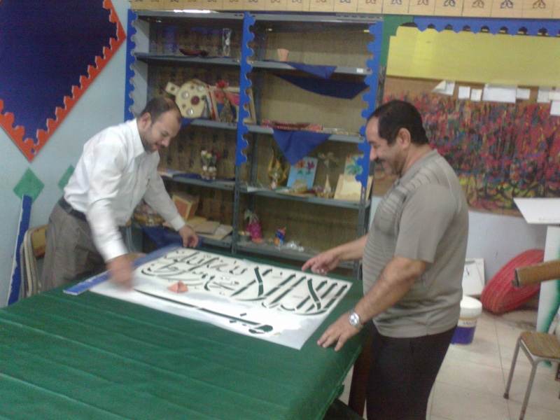 الأستاذ رجب الدالي و الأستاذ أحمد الصوفي  يصممون أعلام ولوحات توضع على واجهات المدرسة في اليوم الوطني1434-1435 20130922