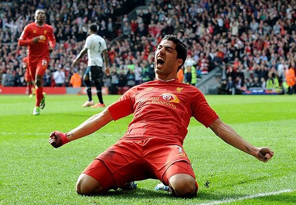 'Remarkable' Suarez wins FWA Footballer of the Year award Suarez10