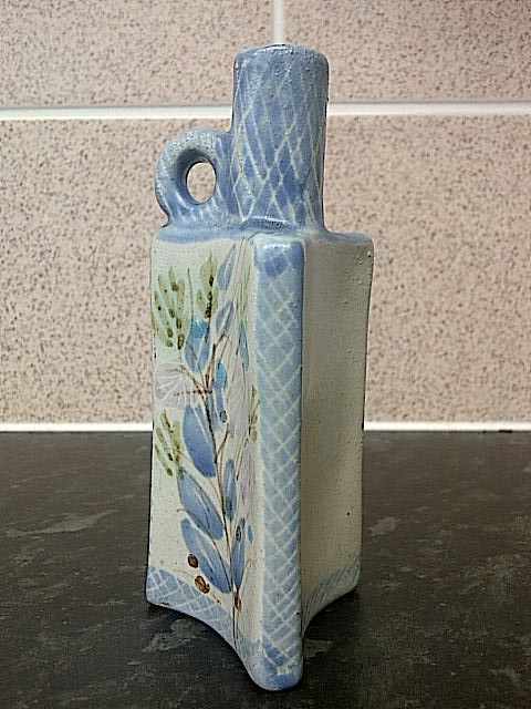 id help on stoneware three sided square shape vase bottle 13cm high Img-2069