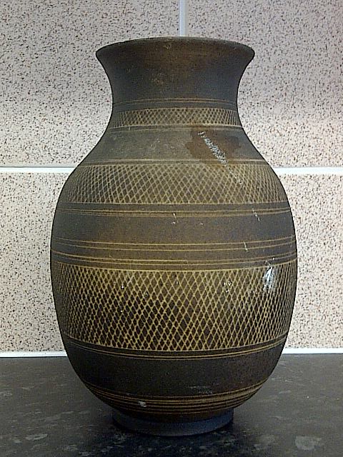 Id help on stoneware vase with some decoration, marked R with stamped mark Img-2221